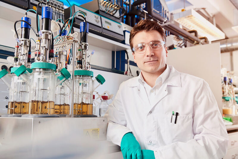Dr. Gernot Jäger von Covestro leitet das Projektteam für die Entwicklung von Bio-Anilin. Es besteht außerdem aus Forschern von Bayer, der Universität Stuttgart und der RWTH Aachen. (Covestro)