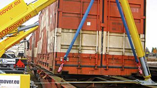 Mit dem Boxmover lassen sich alle genormten Ladeeinheiten zwischen Lkw und Eisenbahnwaggon heben, senken sowie seitlich bewegen. (Bild: Boxmover)