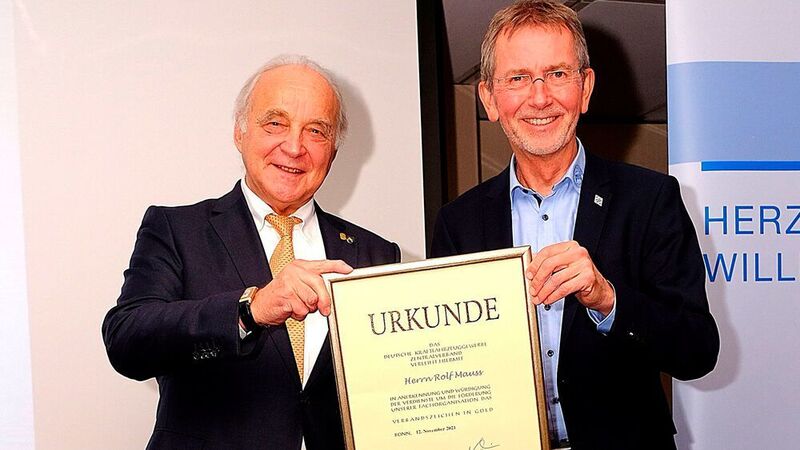 Frank Mund, Präsident des Kfz-Gewerbes Nordrhein-Westfalen und ZDK-Vorstandsmitglied verlieh Rolf Mauss (links) die goldene Ehrennadel des Kfz-Gewerbes. (Zietz/»kfz-betrieb«)