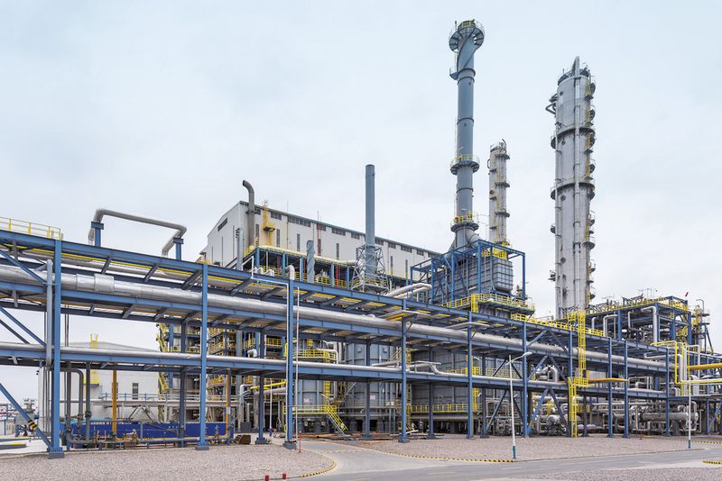 Blick auf das Vorzeigeprojekt von Air Liquide: Die MTP-Anlage der SNCG Shenhua Coal Industry Group. Zu sehen sind das MTP-Reaktorhaus, der Fireheater und der C3-Splitter. (Frank Seifert)