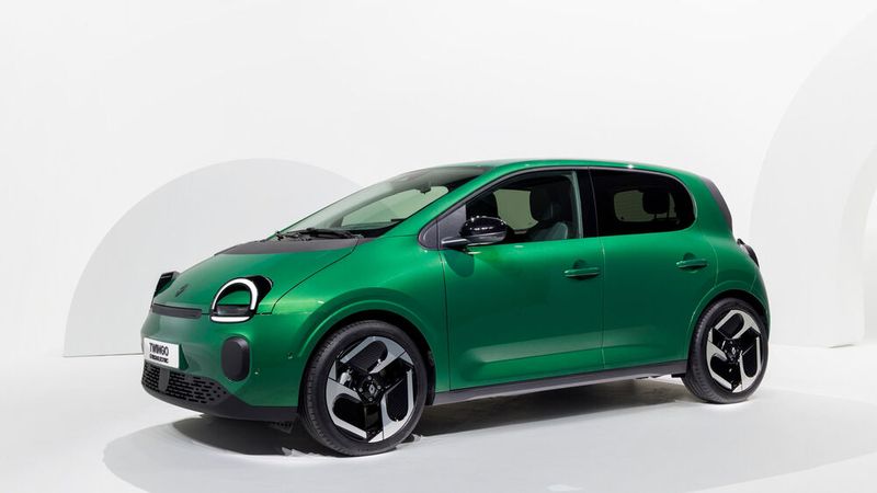 Renault hat den neuen Twingo E-Tech vorgestellt, der äußerlich nicht ganz zufällig an den Ur-Twingo erinnert. (Bild: Renault)
