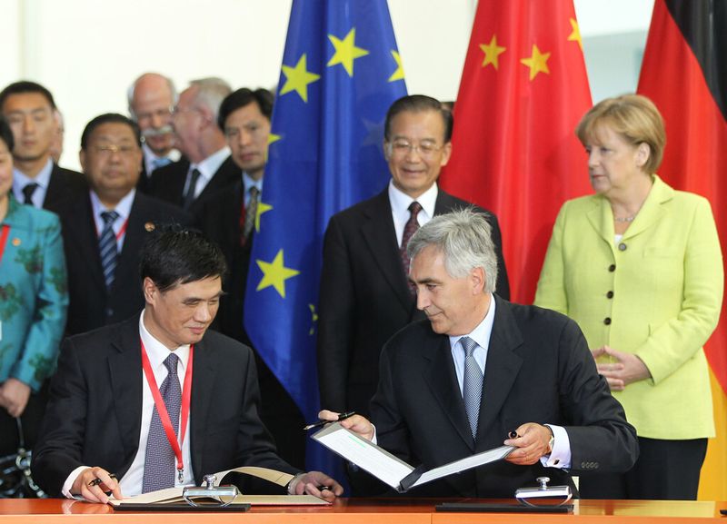 Auch den Zukunftsmarkt China behält Siemens im Blick. Anlässlich des Staatsbesuchs von Chinas Premier Wen Jiabao im Juni 2011 unterzeichneten der Vize-Vorsitzende der NDRC, Zhang Xiaoqiang, und der Siemens-Vorstandsvorsitzende, Peter Löscher, ein Rahmenabkommen, das die seit 1985 bestehende Kooperation zwischen China und der Siemens AG fortschreibt. Bei der  Vertragsunterzeichnung im Bundeskanzleramt waren Wen und Bundeskanzlerin Angela Merkel anwesend. (Bild: Siemens)