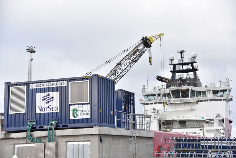 Die gesamte Ausrüstung für die Landstromversorgung der Offshore Versorgungsschiffe ist in einem 20-Fuß-Standardcontainer installiert und bietet dabei noch Platz für die Bedienung. (ABB)