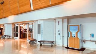 Der nachhaltige Getränkeautomat von Drop Water (rechts im Bild) kommt ohne Plastikflaschen aus. (Drop Water/Igus)