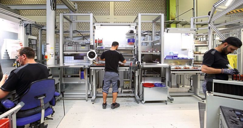 Die Höhen am Minitec-Arbeitsplatz können je nach Wunsch und ohne Rüstaufwand angepasst werden. (SEW-Eurodrive)