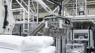 Bis zu 800 Sack Ammoniumchlorid pro Stunde kann die FFS-Anlage abfüllen und verpacken. (Bild: Infraserv)