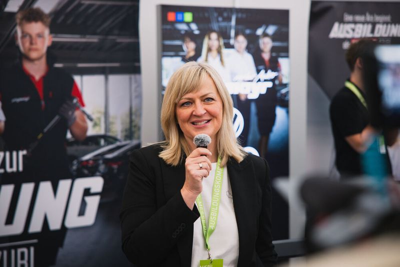 Die Marketingleiterin von Stiglmayr, Martina Staud, hat den „Ausbildungskompass“ mit initiiert. In diesem Jahr zog die Messe rund 1.800 Besucherinnen und Besucher an. (Bild: Felix Reiser/KUS)