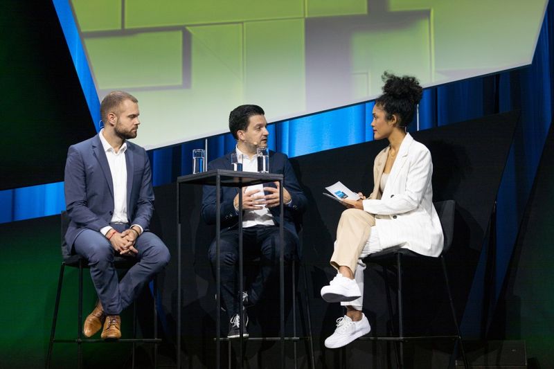 „Die technischen Lösungen sind recht einfach, das Mammutprojekt ist, alle mitzunehmen auf dem Weg“, sagte Sebastian Greiber, Bürgermeister der saarländischen Gemeinde Wadgassen bei der Session „Digitale Energiewende – so transformieren sich Stadtwerke und Kommunen“ auf der Smart Country Convention (Messe Berlin GmbH)