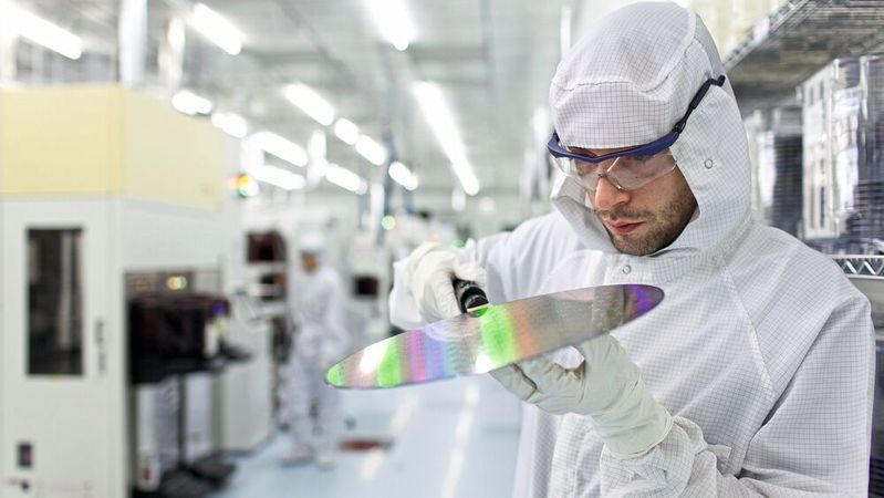 Halbleiterfertigung im Reinraum: Imec entwickelt und erprobt auf 300-mm-Wafern neue Prozesse und Technologien für künftige Chipgenerationen.(Bild:  imec)