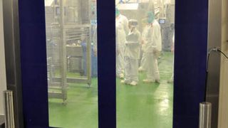 Beim Wurstproduzenten Kupfer muss die Abgrenzung der verschiedenen Temperaturzonen in der Produktion durch die Schnelllauftore einwandfrei funktionieren. Bild: Efaflex (Archiv: Vogel Business Media)