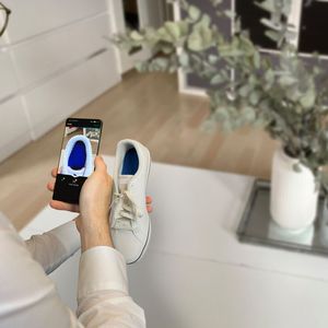 Der Kern der Technologie ist ein optisches System, das einzigartige Unterscheidungsmerkmale auch in laufender Massenfertigung aufnimmt, in einen nicht manipulierbaren Datensatz umwandelt und so die Identifikation und Nachverfolgbarkeit eines Produktes per App ermöglicht.(Bild:  Bosch)