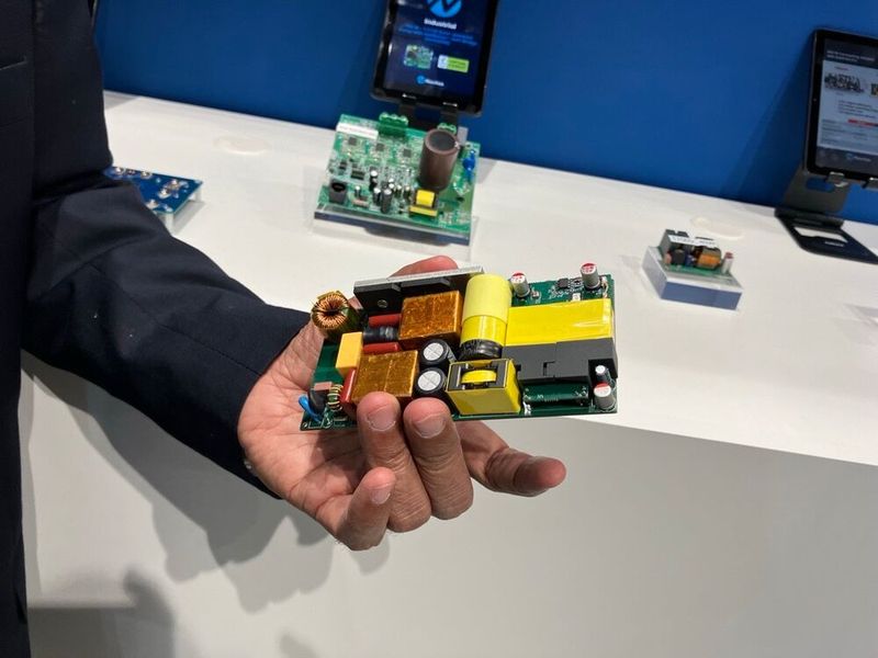 Ein kompaktes 300-W-Netzteil demonstrierte, welche Leistungsdichte mit GaN-basierten Power-Designs erreichbar ist. Laut Navitas erreicht das Design einen Wirkungsgrad von über 95 Prozent bei sehr kompakter Bauform. (Bild: VCG)