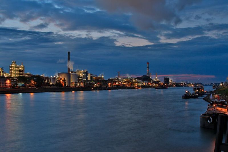 Dunkle Wolken über der Chemie: Während die Energieprojekte brummen, ist bei der Prozessindustrie der Wurm drin. (Bild: frei lizenziert)