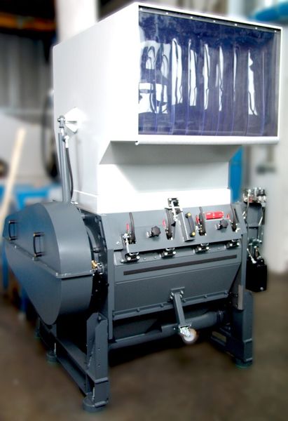 Leises und Effizientes auf der Fakuma: Eine solche Getecha-Trichtermühle vom Typ RS 45090 wird Getecha auf der Fakuma erstmals mit einem neuem, schallgedämmtem Mahlgehäuse vorstellen; das Bild zeigt noch eine RS 45090 ohne Schalldämmung. (Bild: Getecha)