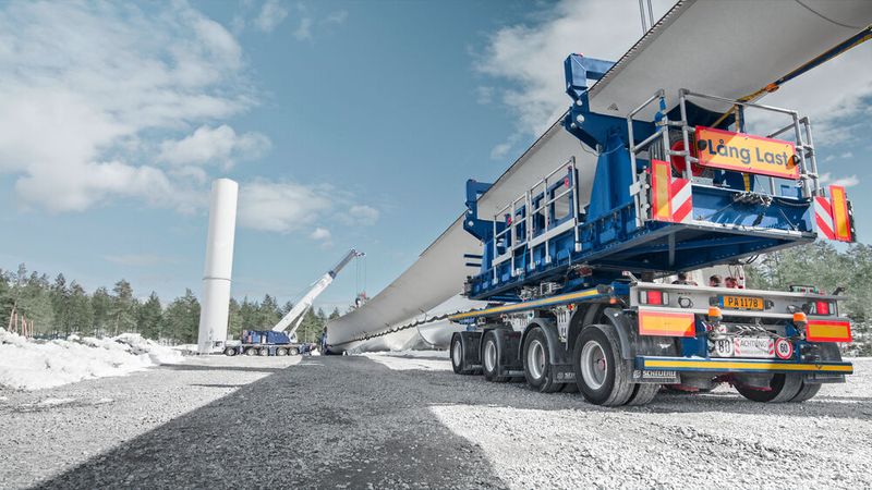 Impressionen vom Transport eines Windkraftrotors auf kurvigem Terrain ... (Bild: TII Scheuerle)