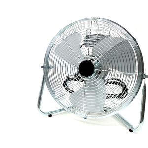 Auch Ventialtoren können Abhilfe schaffen, aber hier gilt das gleiche wie bei Klimaanlagen: Ohne Frischluftzufuhr verteilen die Geräte auch potentielle Viren in der Luft und vergrößern damit die Ansteckungsgefahr.(Bild:  gemeinfrei /  Pixabay)