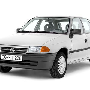 Auf den ersten Blick erinnerte das Design an den Vorgänger Opel Kadett E, von dem sie wie eine stark überarbeitete Version wirkte. Dies war eine bewusste Entscheidung, um die erfolgreichen Linien der Kadett E, die sich guter Verkaufszahlen erfreute, nicht komplett aufzugeben.(Bild:  Opel GmbH)