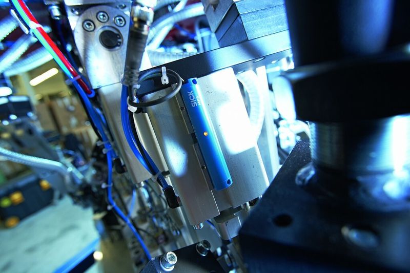 Mehrere Schaltpunkte in einem Sensor und eine hochauflösende analogen Messung des Kolbenweges sind die Vorteile des magnetischen Positionssensor MPS von Sick. (Bild: Sick)