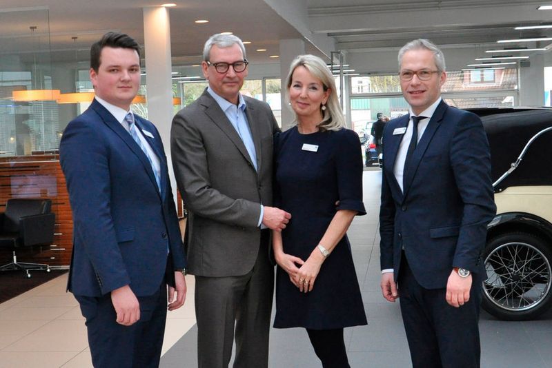 Die Geschäftsführer Tammo und Gudrun Kayser (Mitte), Maximilian Oldewurtel, Assistent der Geschäftsführung (li.) und Clemens Meistermann, Prokurist. (Wehner/»kfz-betrieb«)