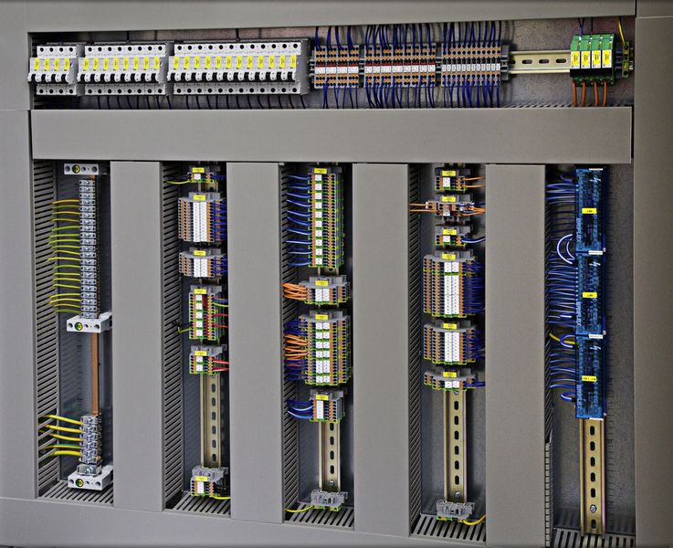 Die gesamte Steuerungsverdrahtung bis 4 mm² erfolgt mit Push-In-Reihenklemmen - bei größeren Querschnitten kommen die kompakten Schraubklemmen zum Einsatz.  (Bild: Phoenix Contact)