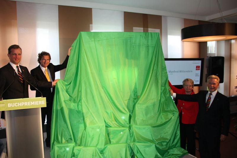 Die Buchenthüllung haben (von links) Dr. Wolfram von Fritsch, Deutsche Messe, Dr. Florian Langenscheidt, Verleger, Bundesministerin für Bildung und Forschung, Prof. Dr. Annette Schavan und VDMA-Präsident Dr. Manfred Wittenstein vorgenommen. (Archiv: Vogel Business Media)