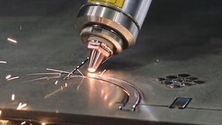 Das Bevel-U Fasenaggregat der Element L Laserschneidanlage liefere auch bei Materialdicken von 50 Millimetern verschiedenste Fasenkonturen in guter und normgerechter Schneidqualität ab. 
 (Bild: Messer Cutting Systems GmbH)