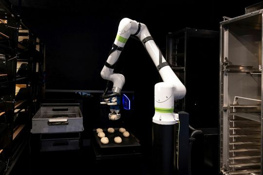 ("Bakisto” besteht aus drei miteinander vernetzten Systemen: Einem kollaborierenden Roboter (Cobot) von Fanuc, Wanzls smartem Backwarenpräsenter BakeOff i mit Künstlicher Intelligenz (KI) und dem netzwerkfähigen Backofen Dibas blue2 mit automatischem Be- und Entladesystem TrayMotion von Wiesheu. Bild: Wanzl)