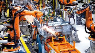 Wenn in Fertigungsstraßen investiert wird, steht die Produktivitätssteigerung im Vordergrund. Doch auch an solchen Entscheidungen sind die menschlichen Gefühle beteiligt. Bild: Kuka (Archiv: Vogel Business Media)