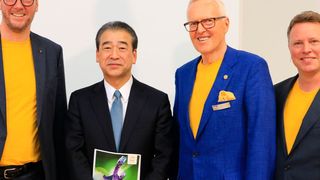 Harting-CEO Philip Harting, und Hirose-Präsident Kazunori Ishii erläutern ihre Kooperation, die nun ausgeweitet wurde. Daneben Vorstandsmitglied Dietmar Harting und Ralf Klein, Managing Director bei Harting (v.l.). (Reinhold Schäfer)
