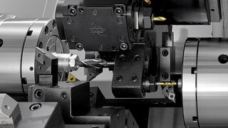 Eine zusätzliche X-Achse an der Abgreifspindel ist ein großer Vorteil für die Simultanbearbeitung. Dank der Überlagerungssteuerung können bis zu drei Werkzeuge gleichzeitig im Eingriff sein. (Bild: Citizen Machinery Europe)