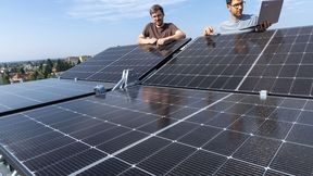 Armin Buchroither (rechts) und Thomas Neubauer vom Institut für Elektrische Messtechnik und Sensorik der TU Graz am faltbaren Solarmodul FLAPTrack.  (Bild: Lunghammer - TU Graz)