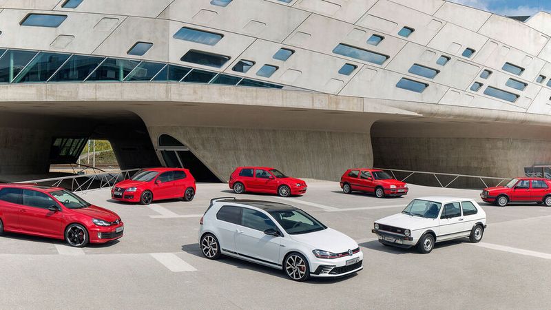 Erfolgsmodell war das Modell GTI. Zu jeder neuen Golf-Generation gesellte sich früher oder später auch eine GTI-Version hinzu. Dabei sagte Anton Konrad, 1975 Volkswagen-Pressechef: „Wir strebten einen sportlichen Serien-Volkswagen mit Understatement an, gebaut in einer Auflage von 5.000 Stück, mit dem man sowohl zum Einkaufen als auch auf der Rennstrecke fahren konnte.“ Der Vertrieb war vor der Präsentation auf der IAA 1975 kritisch: „Von diesem GTI verkaufen Sie keine 500 Stück!“ (Bild: Volkswagen AG)