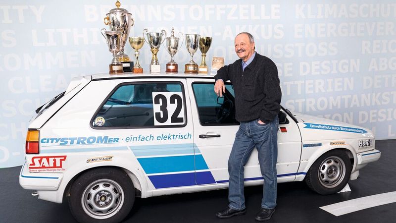 Elektro-Golf: Vom City-Stromer enstanden lediglich 93 Exemplare. Als Antriebsbatterie diente eine 96-Volt-Blei-Gel-Batterie mit 160 Ah Kapazität. Der 12-kW-Gleichstrommotor brachte den Stromer auf gerade einmal 100 km/h, bzw. maximal 70 Kilometer weit. Der Rennfahrer Hagen Arlt erzielte in den 80er Jahren mit dem CityStromer zahlreiche Erfolge beim „Grand Prix Formel E“. (Bild: Volkswagen AG)