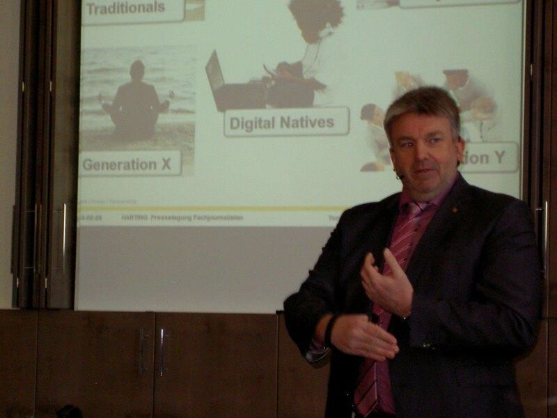 Vorstand Torsten Ratzmann rückt schließlich neben den technischen Entwicklungen auch den Mensch, den Mitarbeiter in den Fokus. Letztendlich bleibe der Mensch Sensor, Entscheider und Akteur in einem Unternehmen. Die technischen Entwicklungen seien als Hilfsmittel zu sehen, die den Mitarbeiter in der Industrie-4.0-Produktion unterstützen solle. (Bild: S. Häuslein/konstruktionspraxis)