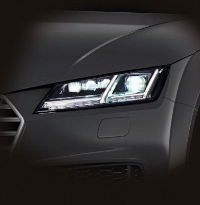 Red Dot Award 2015 - Scheinwerfer für den Audi TT3 von Hersteller Automotive Lighting Reutlingen: Die Form der Scheinwerfer eines Autos trägt entscheidend zur Wirkung des Fahrzeugs bei. Sie spielen deshalb im Gestaltungsprozess eine wichtige Rolle und werden in vielerlei Hinsicht in die Planung einbezogen. Die Scheinwerfer für die Top-Version des Audi TT3 beeindrucken mit einer futuristischen wie sportlichen Formensprache. Diese ist perfekt darauf abgestimmt, die adaptive Funktion des „Matrix“-Lichts zum Ausdruck zu bringen: ein sehr effektives, blendfreies Dauerfernlicht. Die Scheinwerfer sind mit einem E-Light-Projektionsmodul ausgestattet, welches das Abblendlicht kreiert, während drei Reflektoren das segmentierte, blendfreie Dauerfernlicht realisieren. Bemerkenswert ist zudem, dass das „Matrix“-Fernlicht in einem automatischen Modus funktionsbereit ist und mithilfe einer hinter der Windschutzscheibe platzierten Kamera geschaltet wird. Die Fernlichtfunktion ist elektronisch geregelt und die integrierten LED-Chips sind einzeln adressierbar, was zu einer sehr präzisen Lichtverteilung führt. Die lichttechnologische Innovation dieser Scheinwerfer geht einher mit gestalterisch sehr gut akzentuierten Elementen wie einem dynamisch-linear geformten Tagfahrlicht und einem progressiv anmutenden Fahrtrichtungsanzeiger. In einer beeindruckenden Einheit von Design und Lichttechnologie entstand ein faszinierender Scheinwerfer, der durch seine besondere Lichtleistung zugleich den Charakter des Audi TT3 definiert. (Bild: Red Dot)