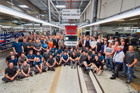 Produktionsjubiläum für VW-Beststeller Califormia: 200.000 Mal ist in Hannover-Limmer seit 2004 aus einem T-Modell die Ikone des deutschen Campers geworden.(Bild:  VWN)