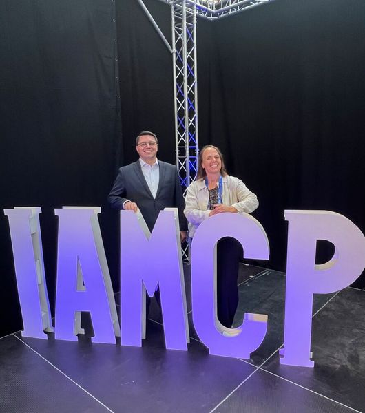 Carlo Dannies, Vorsitzender des IAMCP, und Sylvia Lösel, IT-BUSINESS.  (Bild: Vogel IT-Medien)