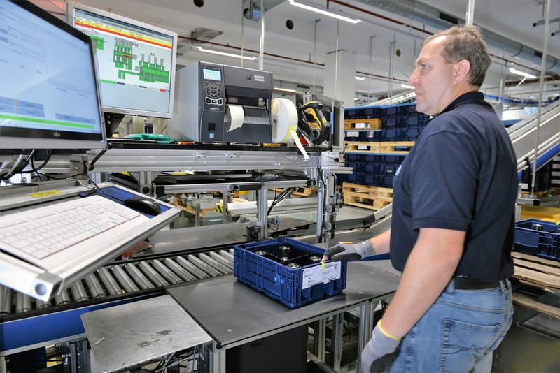 AKL-I-Punkt mit vier 
Arbeitsplätzen zur Vereinzelung und Einlagerung von Kleinladungsträgern. (IGZ)