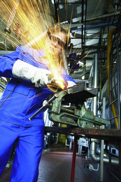 Bild 3: Der permanente Flammschutz der Schweißerschutzkleidung Steelproof nimmt auch nach mehrmaligem Waschen nicht ab. Bilder: Bardusch (Archiv: Vogel Business Media)