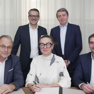 At the signing of the contract: Back row, from left: Oliver Dörre (CEO of HENSOLDT), Antonio Bueno (President of General Dynamics European Land Systems). Front row, from left: Dr Thomas Kauffmann (Managing Director of General Dynamics European Land Systems Deutschland GmbH and Vice President GDELS International Business & Services), Christina Canitz (Head of Optronics Division at HENSOLDT) and Mathias Laich (Head of ISTAR at HENSOLDT) (Source: HENSOLDT AG)