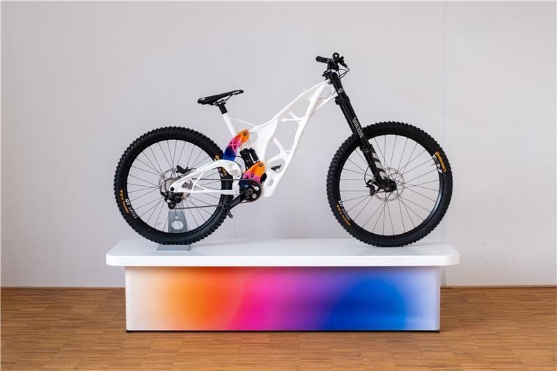 Das Downhill-Bike war ein Highlight am Stand von Synera auf der Messe Formnext 2025. (Bild: Synera)