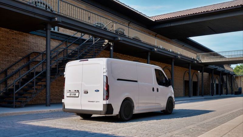 Ford verspricht rund 250 Kilometer WLTP-Reichweite für den Transit City. Im Stadtverkehr dürfte die Reichweite deutlich steigen. (Bild: Ford Pro)