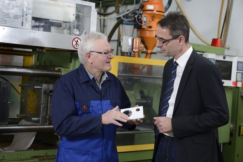 Sie konnten gemeinsam die Produktion von Komponenten für Zeitschaltuhren optimieren: Eberhard Faller von Grässlin (links) und Detlev Brüschke von Oerlikon Balzers. (Bild: Oerlikon Balzers)