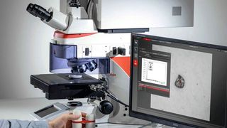 Das DM6 M LIBS 2-in-1 bietet eine integrierte chemische Analyse (Leica Microsystems)