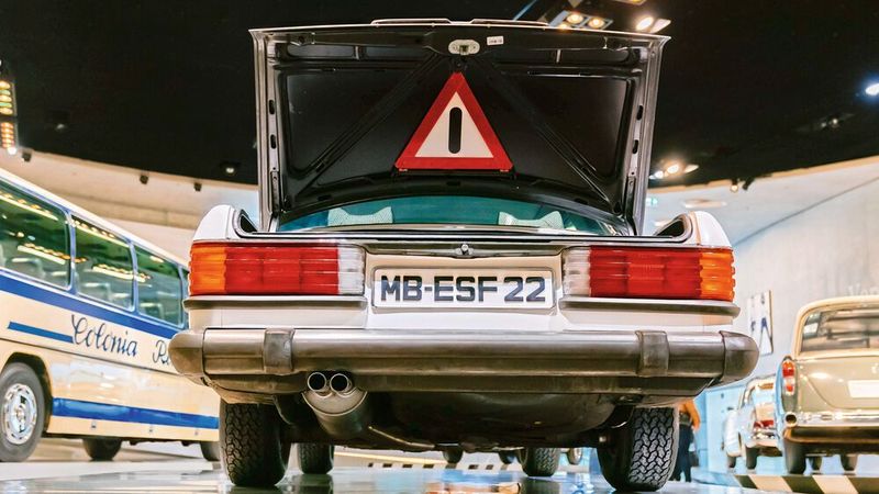 Charakterristisch für ein ESF-Fahrzeug: definierte Knautschzonen und große Stoßstangen mit einer integrierten Vorbauverlängerung und hydraulischen Pralldämpfern. (Bild:  Mercedes-Benz )