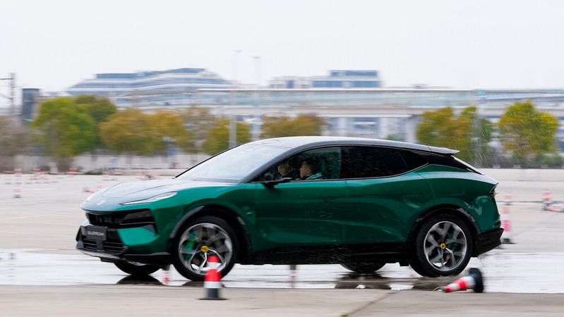 Die Antriebskomponenten für eine Gesamtleistung von 700 kW/952 PS treiben das Gewicht des Eletre auf 2,6 Tonnen.(Bild:  Lotus)