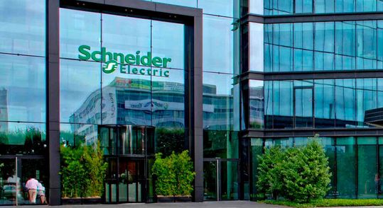 Schneider Electric setzt jetzt auf die Integration von KI-Prozessoren des israelischen Herstellers Hailo. Lesen Sie hier, welche Vorteile man sich für verschiedene Anwendungszenarien davon verspricht.(Bild:  Schneider Electric)