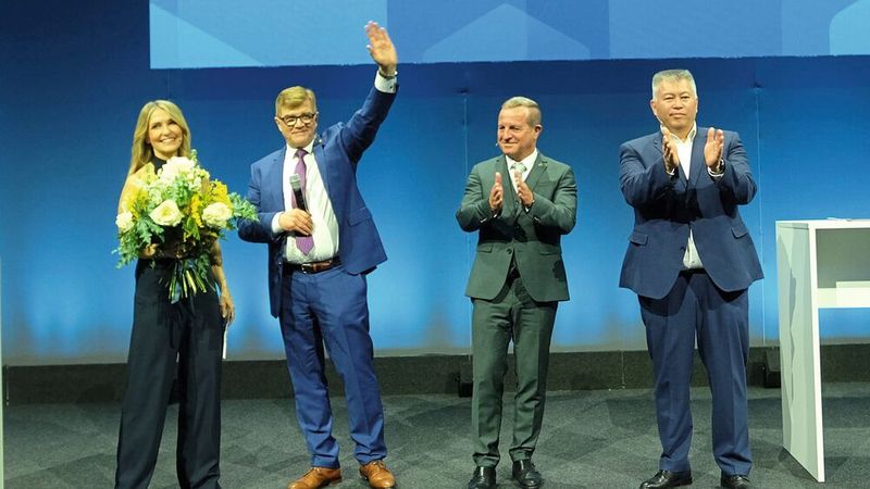 Zum Abschied ein Dank an Moderatorin Petra Bindl und das Publikum: (v.l) DAT-Chef Jens Nietschmann, ZDK-Präsident Thomas Peckruhn und BIV-Vorstand Jeffrey Kilian. (Bild: Zietz – VCG)