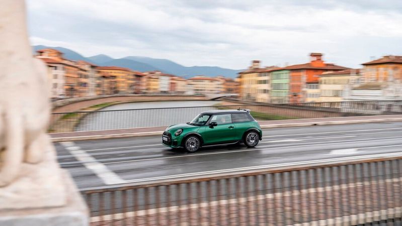 Mini fährt mit hohem Tempo in Richtung Direktvertrieb. Ab dem 1. Oktober 2024 sind die Preise für die Mini-Modelle in ganz Deutschland gleich. Das bedeutet: keine Preisverhandlungen und kein Intra-Brand-Wettbewerb mehr.(Bild:  BMW)