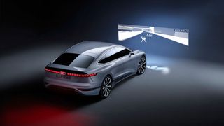 Ein Spiel gefällig, um die Ladezeit zu überbrücken? Mittels Matrix-LED-Scheinwerfern lassen sich interaktive Inhalte auf eine Wand projizieren. (Bild: Audi)